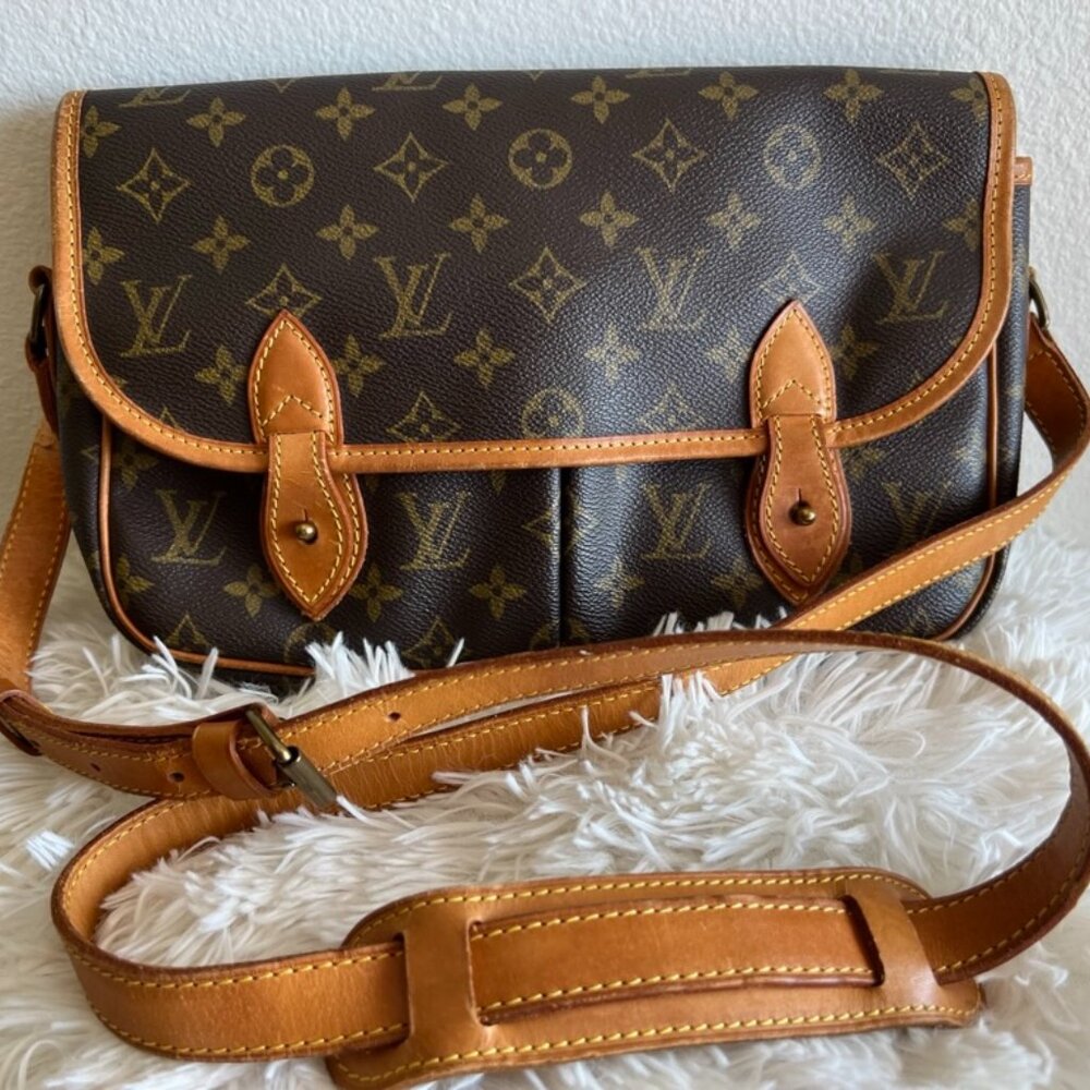 Louis Vuitton Monogram Sac Gibeciere MM - Preloved
